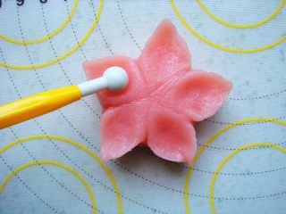 10、樱花和果子,依次捏好后用圆头工具压出花瓣。