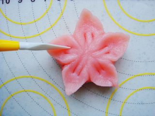 11、樱花和果子,每个花瓣轻压两道印痕。