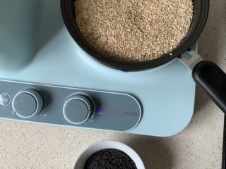 1、黑白芝麻酥块,先把芝麻分别炒熟