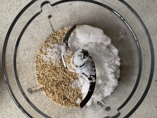 2、黑白芝麻酥块,白芝麻加糖，放入搅拌机搅碎