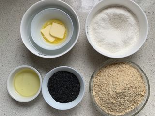 4、黑白芝麻酥块,黄油隔热水融化，低粉和小苏打混合过筛