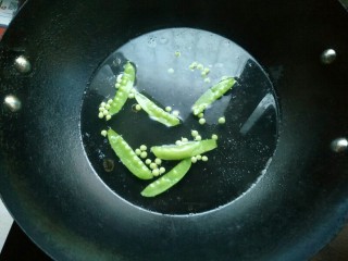 1、创意菠萝饭,荷兰豆在烧开的水里加点盐,滴几滴香油焯熟(这样做能让荷兰豆更翠绿)。