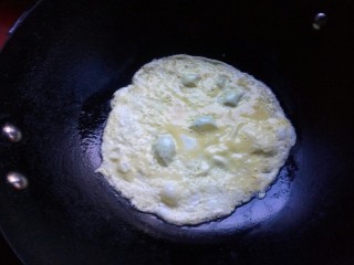 3、创意菠萝饭,鸡蛋摊成蛋皮。