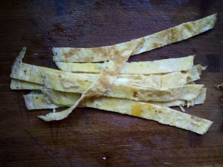 4、创意菠萝饭,切成细条。