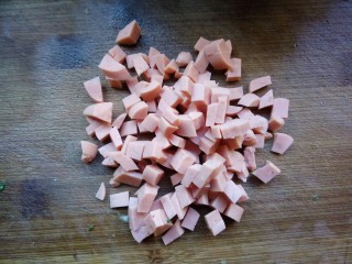 5、创意菠萝饭,火腿肠切丁。