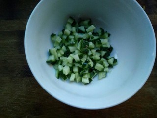 6、创意菠萝饭,黄瓜切丁。