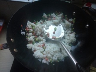 8、创意菠萝饭,倒入剩米饭,加点盐调味。