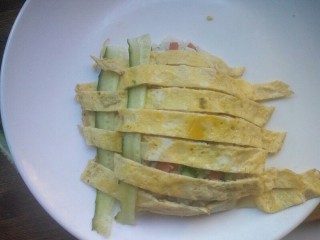 11、创意菠萝饭,像编花篮一样把黄瓜皮条编进去,编好后将侧面多余的剪掉。