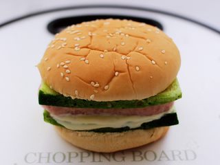 11、午餐肉黄瓜汉堡包,上面盖上汉堡包胚即可。