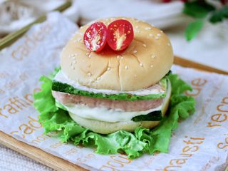 12、午餐肉黄瓜汉堡包,快手又营养丰富的午餐肉黄瓜汉堡包就做好了。
