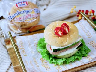 15、午餐肉黄瓜汉堡包,老公一口气吃了两个。