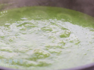 2、青菜芋头浓汤,倒入锅中煮开，鸡高汤加入一起煮。没有鸡高汤的前面用牛奶替代水一样很好喝。