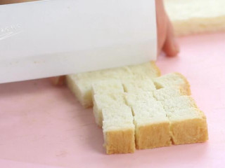 3、青菜芋头浓汤,面包切丁。