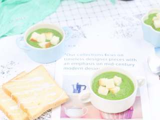 4、青菜芋头浓汤,做主食也是装饰。香芋淀粉含量也比较高，也是一部分主食，这一碗就是宝宝辅食的一餐。