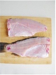 3、水煮鱼,将鱼翻转过来