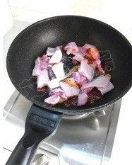 14、水煮鱼,放入鱼头和鱼骨