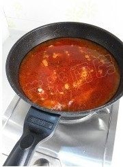 16、水煮鱼,加入大半锅清水,大火烧开转中小火炖15分钟