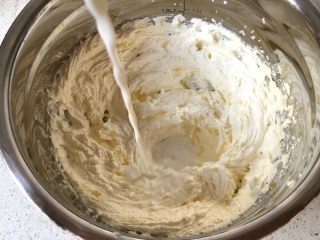 2、双色曲奇,至体积膨胀，加入牛奶，低速搅打