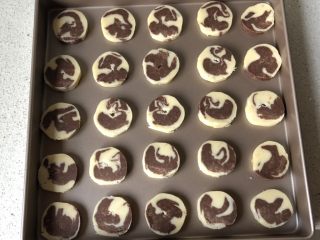 6、双色曲奇,均匀的摆入不粘方盘，注意预留空隙