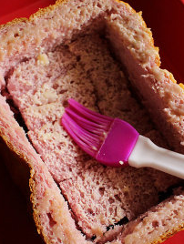 9、棉花糖甜心吐司,吐司心的小方块再重新排回吐司中,溶化的黄油刷在整个吐司表面,包含吐司框的边.