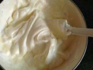 3、海棉小纸杯蛋糕,蛋白糊和蛋黄糊翻拌均匀