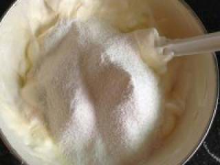 4、海棉小纸杯蛋糕,筛入低筋面粉