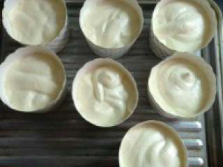 6、海棉小纸杯蛋糕,挤入小纸杯即可