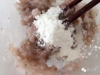 3、宝宝辅食：虾丸萝卜汤,加入淀粉