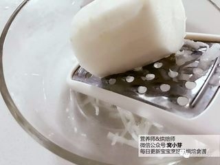 5、宝宝辅食：虾丸萝卜汤,用擦丝器把白萝卜擦细丝。也可以用刀切哈，因为是给小宝宝吃，所以一定要切细，刀功有限的，就直接用擦丝器吧。