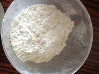 1、纸杯奶油蛋糕,如图面粉称重过筛备用