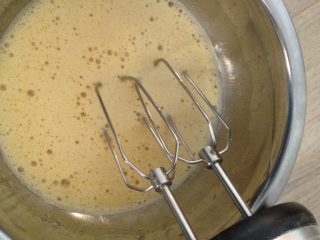 3、纸杯奶油蛋糕,如图鸡蛋加砂糖打发到发白粘稠，有明显纹路即可