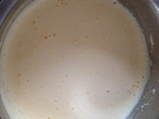 4、纸杯奶油蛋糕,如图在打发的蛋液中加入面粉翻拌均匀，然后加入牛奶黄油拌匀即可