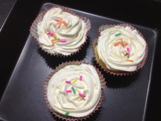 6、纸杯奶油蛋糕,如图雀巢淡奶油加糖粉打发以后用裱花袋挤到烤好的蛋糕上，按自己喜欢的样子装饰即可。