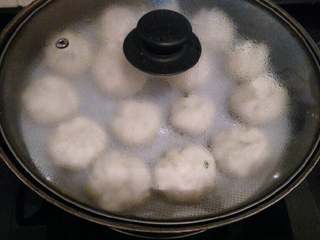 12、≈韭菜鸡蛋包≈,盖上锅盖醒40分钟，接着开大火蒸10分钟，再关火虚蒸3分钟