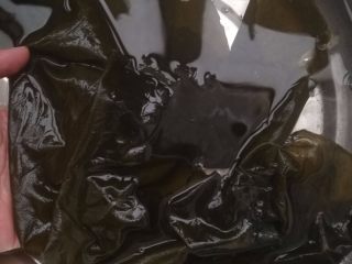 1、海带排骨汤,1.将干海带洗掉泥沙，浸泡开。