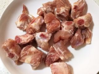 2、海带排骨汤,2.排骨洗净