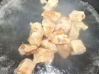 4、海带排骨汤,4.水开下排骨，焯掉血水。