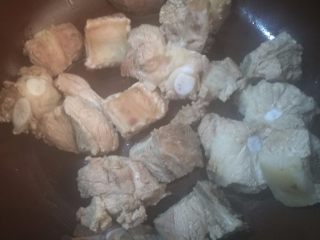 5、海带排骨汤,5.焯好的排骨捞出，放到砂锅中。