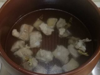 7、海带排骨汤,7.砂锅中加入适量清水，开大火炖排骨，水开后转小火，炖一个小时。