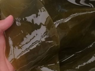 8、海带排骨汤,8.炖排骨的时候我们来处理海带，浸发的海带洗去表面粘液。