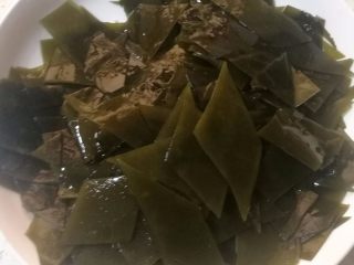 9、海带排骨汤,9.切成合适大小，我切成菱形，也可以切成海带丝。