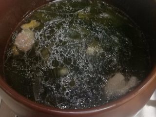 11、海带排骨汤,11.下入海带,