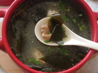 12、海带排骨汤,12.大火煮开转下火再煮20分钟，出锅时撒入葱花就好了。