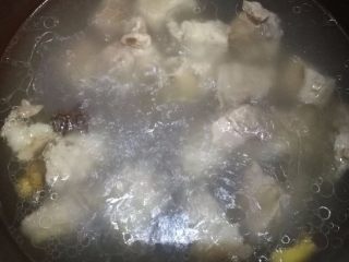 10、海带排骨汤,10.排骨炖好一个小时之后.