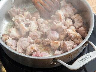 1、炖羊肉土豆泥派,加入盐和黑胡椒煎至羊肉表面金黄，盛出备用