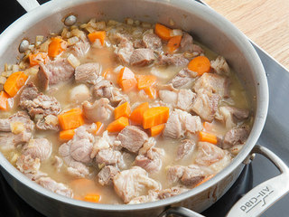 3、炖羊肉土豆泥派,放入羊肉