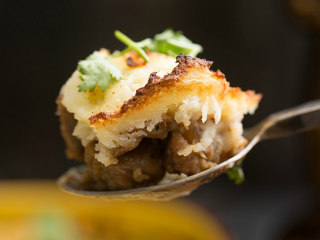 6、炖羊肉土豆泥派,取出后撒上香菜叶和红椒粉，表面淋上橄榄油即可