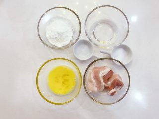 1、宝宝辅食:自制宝宝午餐肉-10+ ,准备好所有食材,猪肉选择带一点点肥肉的,不然成品口感会有点柴。