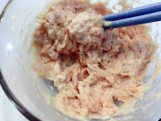 3、宝宝辅食:自制宝宝午餐肉-10+ ,用筷子顺时针充分搅拌均匀,多加搅拌哈,上图就是最终的肉泥状态,提起筷子不易掉落的哈。