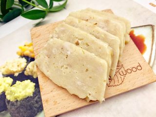 5、宝宝辅食:自制宝宝午餐肉-10+ ,装盘,切片的时候用刀来回挪动切,这样不容易散哈,香喷喷的开吃吧